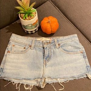 Levi’s Jean shorts 🍋